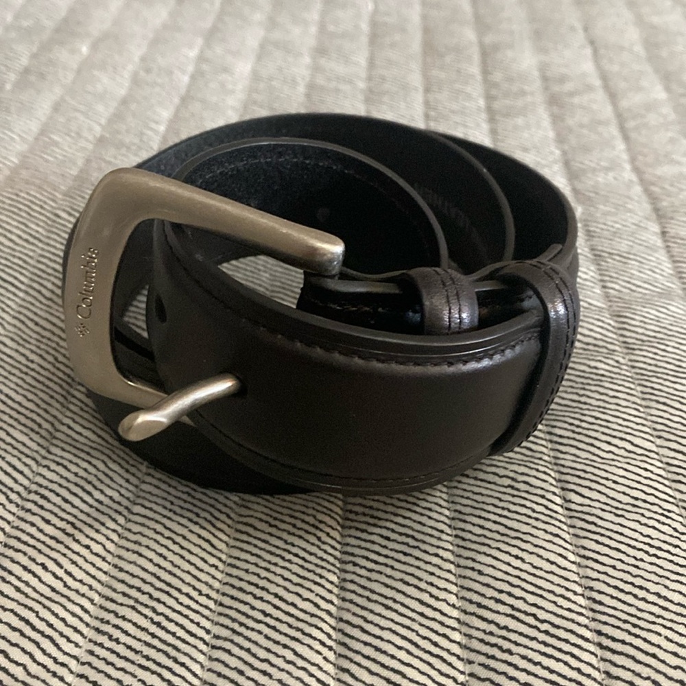 NWOT Men’s Columbia black leather belt.